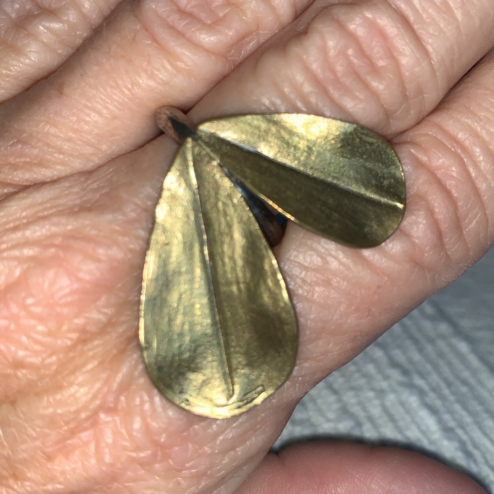 Flower petals metal ring